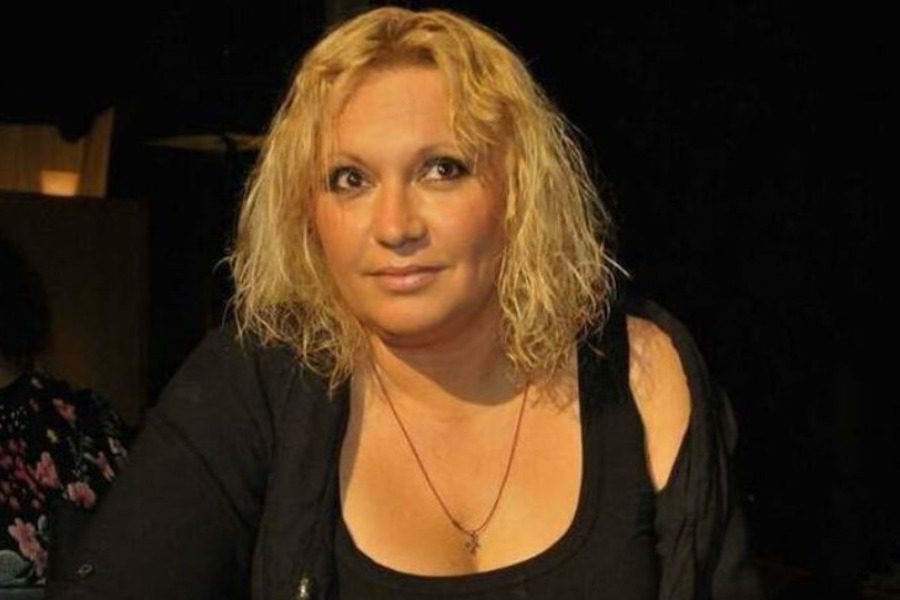Η Καίτη Φίνου topless στην παραλία