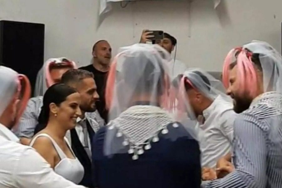 Κρήτη: Γάμος με «Λίμνη των Κύκνων» και μπαλαρίνους μπροστά στον γαμπρό και την νύφη