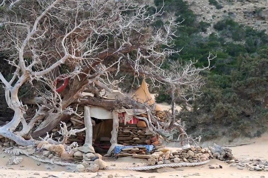 Γαύδος: Έφοδος της δημάρχου στις παραλίες ‑ Γκρέμισαν τις καλύβες των «Survivors»