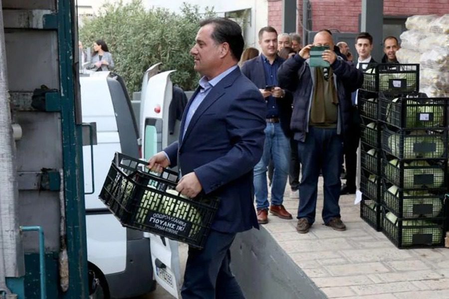 Αδωνις Γεωργιάδης: Κουβαλάει τελάρα στη λαϊκή του Ρέντη