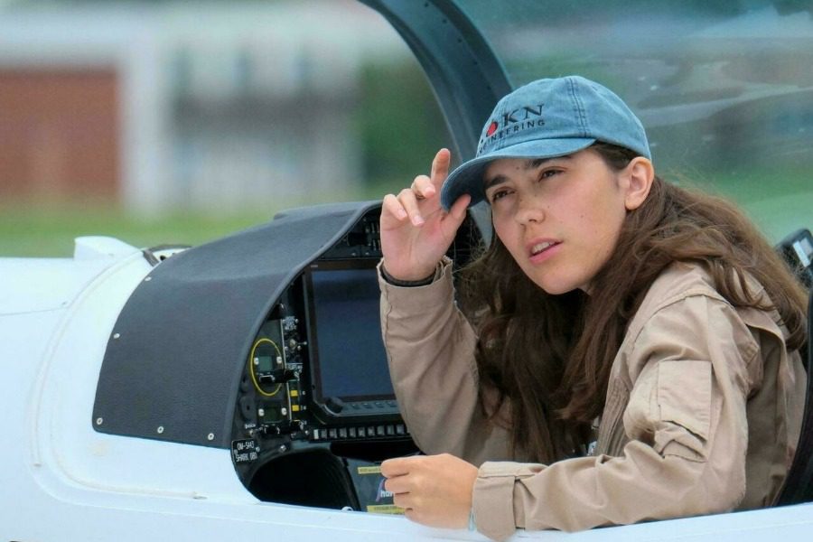 Αυτή είναι η νεότερη γυναίκα που έκανε τον γύρο του κόσμου