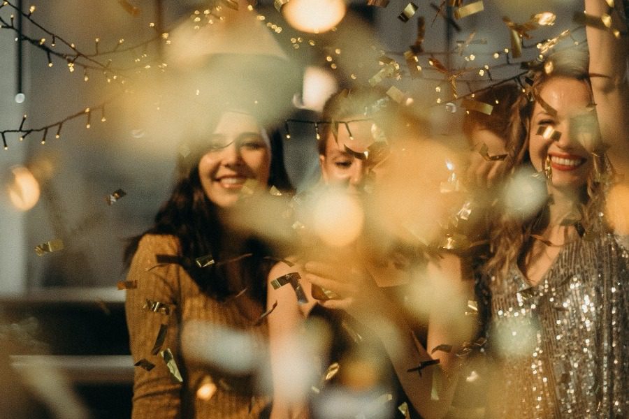 Fancy outfits θα επιλέξει το 41% των Ελλήνων για το ρεβεγιόν των Χριστουγέννων