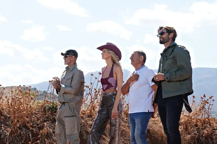 GNTM 5: Οι διαγωνιζόμενες καλούνται να «ξεκολλήσουν» το αυτοκίνητο από τις λάσπες στη νέα φωτογράφιση