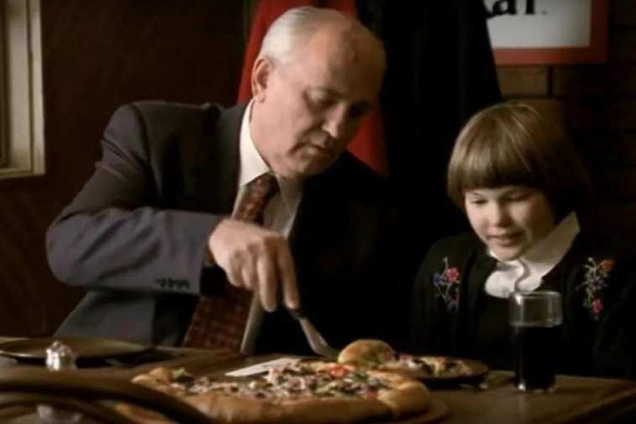 Όταν ο Μιχαήλ Γκορμπατσόφ διαφήμιζε την Pizza Hut