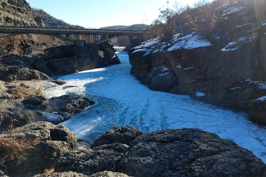 Πάγωσε ο Βενέτικος ποταμός στα Γρεβενά