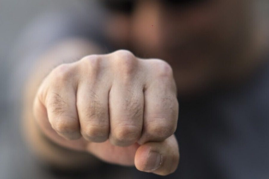 Θεσσαλονίκη: Αστυνομικός χτύπησε δημόσια την πρώην σύντροφο του, παρουσία της νυν