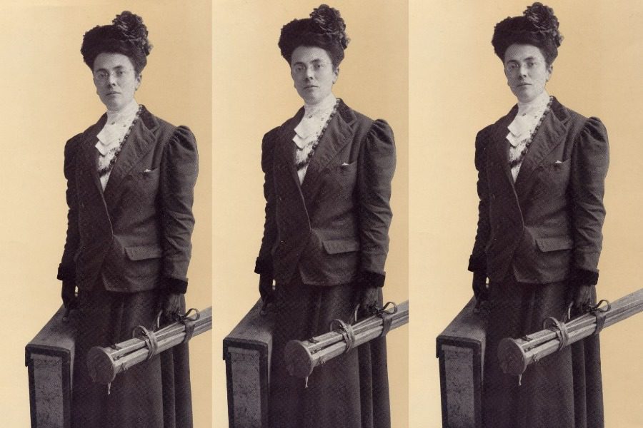 Η πρώτη φωτορεπόρτερ σκαρφάλωνε παντού για μια εικόνα, με μακριές φούστες και καπέλο