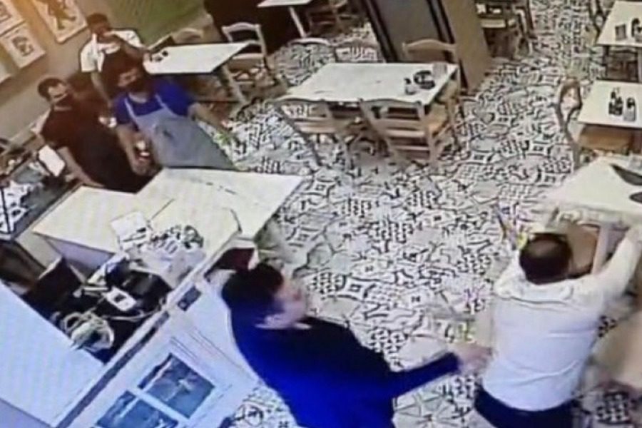 Θεσσαλονίκη: Τα έσπασαν σε πατσατζίδικο γιατί δεν είχαν πιστοποιητικά για τον κορωνοϊό