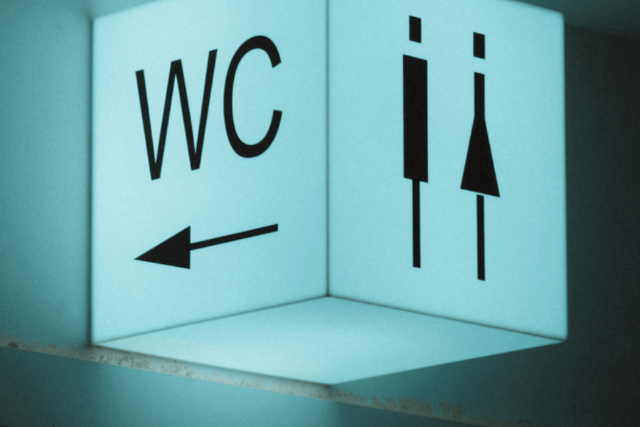 Βόλος: Αστυνομικός έγινε ρεζίλι στις γυναικείες τουαλέτες