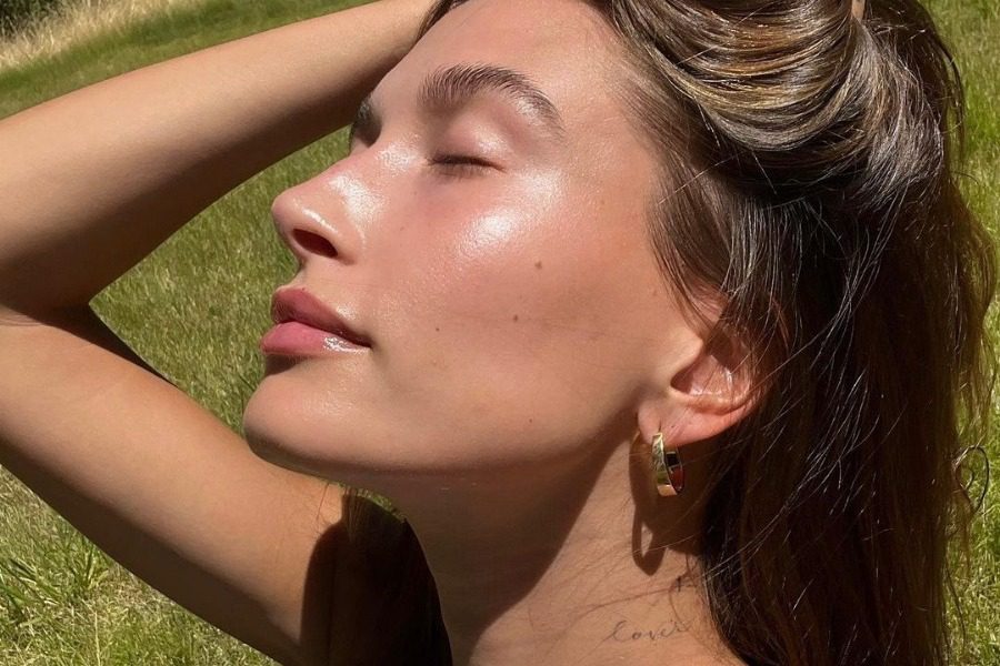 To ασυνήθιστο κόλπο της Hailey Bieber για extra λάμψη στο πρόσωπο