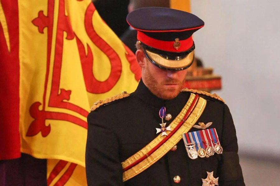 Πρίγκιπας Χάρι: «Ξήλωσαν» τα βασιλικά αρχικά από τη στολή του