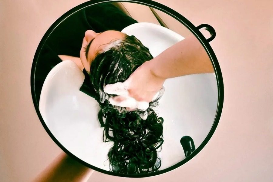 Ξέρεις τι συμβαίνει στα μαλλιά σου αν παραμελείς το τριχωτό της κεφαλής;