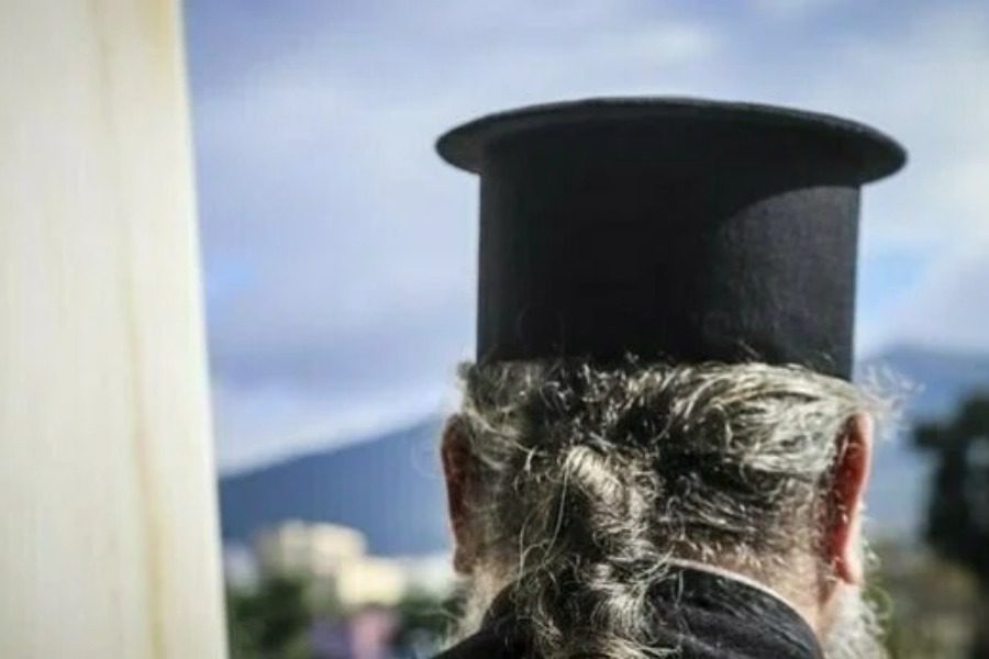 Ιερέας επιτέθηκε και ξυλοκόπησε δυο γυναίκες για τα κοινόχρηστα