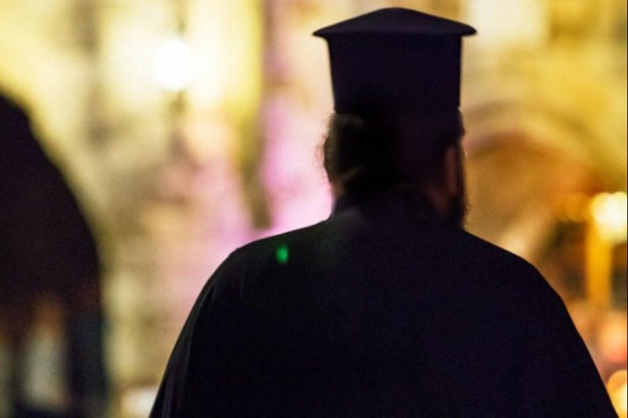 To βίντεο της ντροπής: Ιερέας της Καλλιθέας διώχνει τρανς γυναίκα από το συσσίτιο