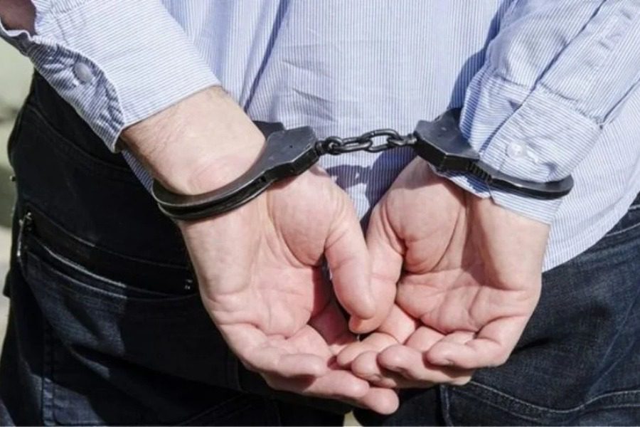 Χειροπέδες σε 62χρονο νταή που χτύπησε τον γιο του στο κεφάλι και έβρισε τη γυναίκα του