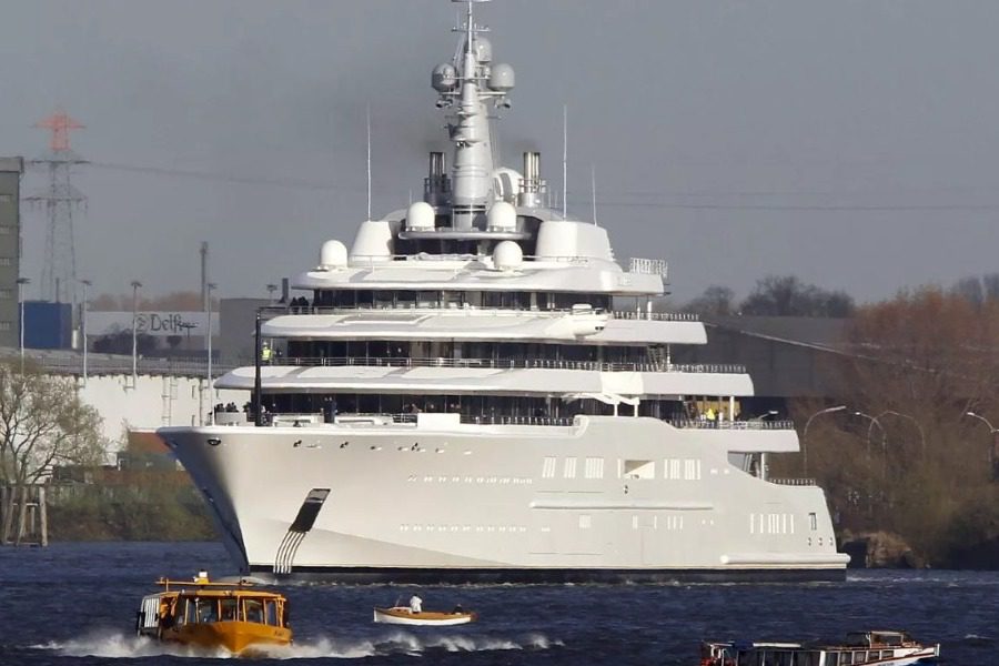 Στο Αιγαίο Πέλαγος τα δύο σούπερ γιοτ του Αμπράμοβιτς 