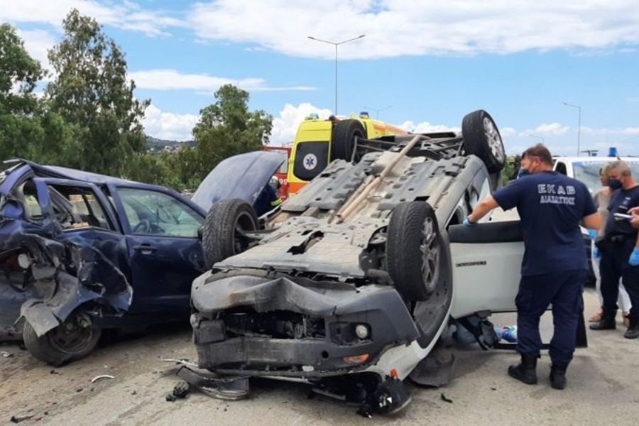 Σοκαριστικό τροχαίο ΙΧ «καρφώθηκε» ανάποδα στο καπό άλλου αυτοκινήτου