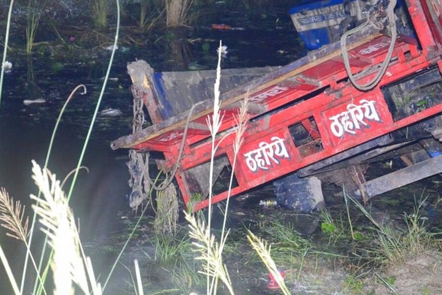 Τραγωδία στην Iνδία: Όχημα με προσκυνητές έπεσε σε λίμνη