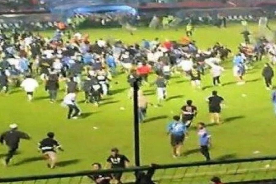 Πάνω από 174 νεκροί μετά από εισβολή οπαδών σε γήπεδο στην Ινδονησία