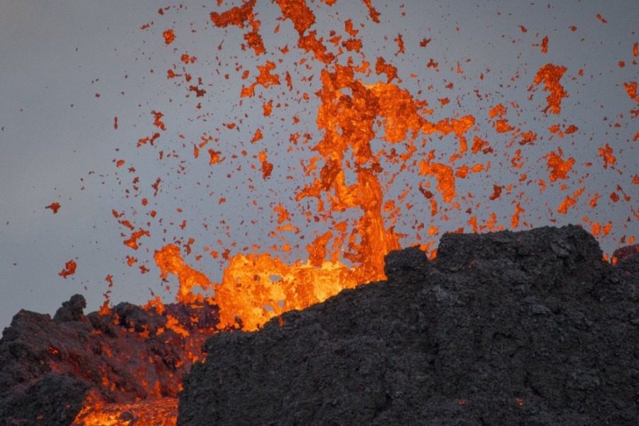 Ισλανδία: Εντυπωσιακό! Drone καταγράφει τη λάβα να ρέει από το ηφαίστειο