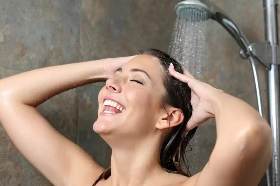 Τα 5 μικρά «θαύματα» που μπορεί να κάνει το κρύο ντους στην επιδερμίδα μας