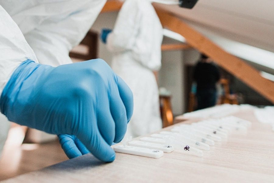 Όμικρον: 20 συμπτώματα που δείχνουν ότι κόλλησες 