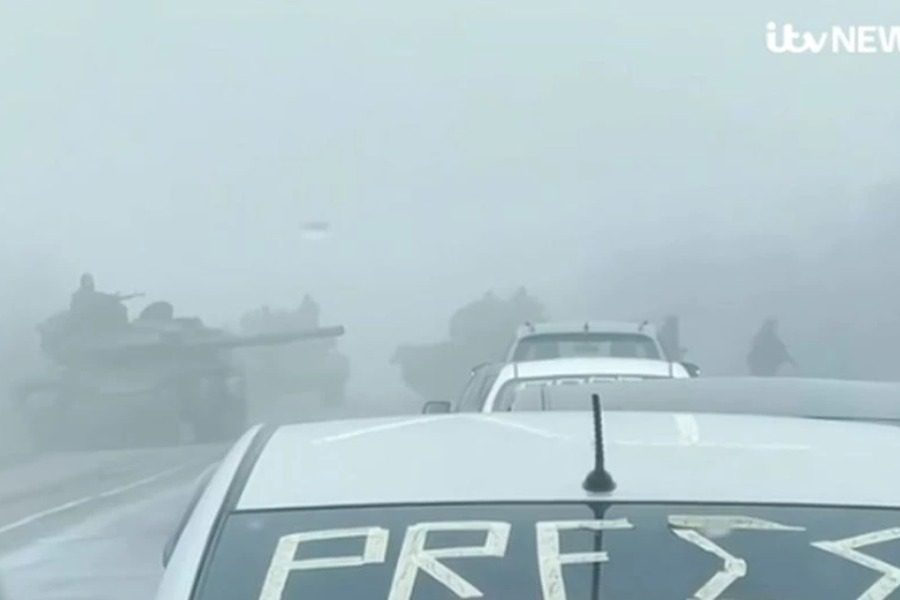 Η τρομακτική στιγμή που δημοσιογράφοι βρίσκονται μπροστά στην κάννη ενός τανκ