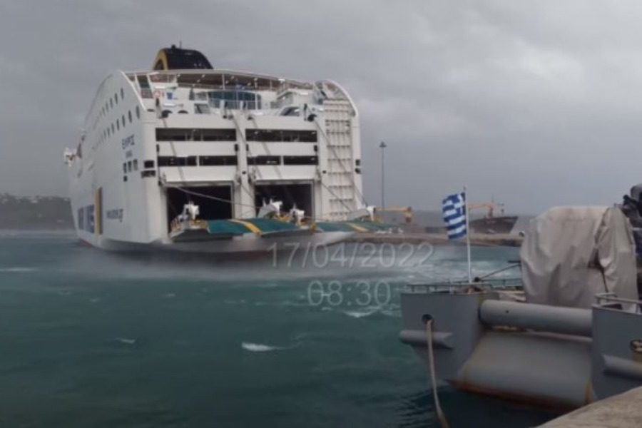 Συγκλονιστικό βίντεο: Η στιγμή που σπάνε οι κάβοι στο πλοίο «Έλυρος» λόγω του ισχυρού αέρα