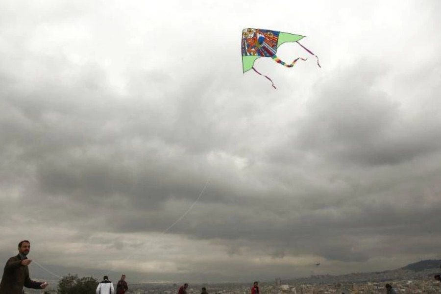 Καιρός: Καθαρά Δευτέρα με συννεφιά και λίγες βροχές