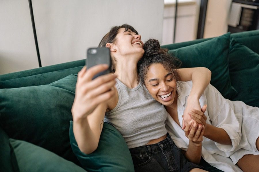 Τι είναι το love bοmbing και γιατί είναι κακό;