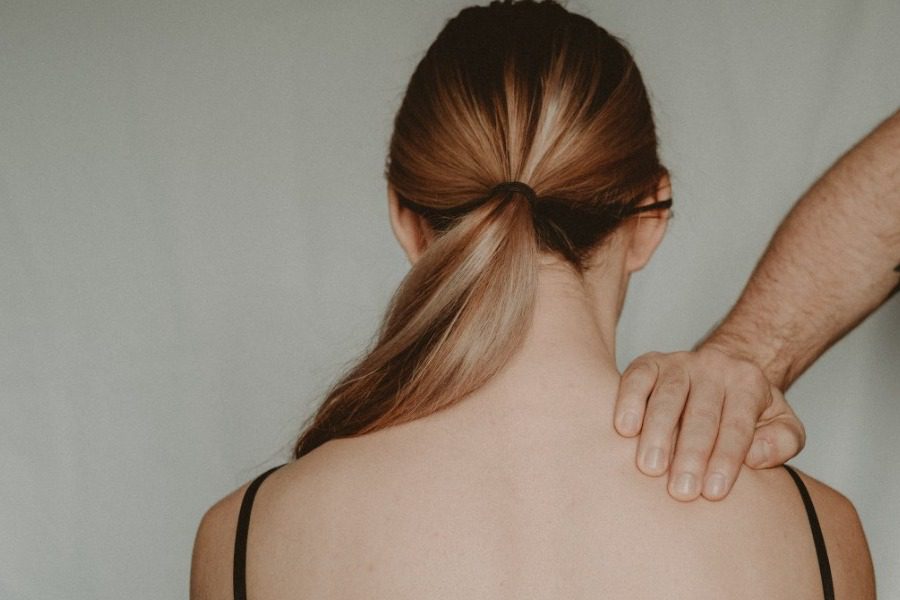 «Μου έδινε ναρκωτικά από τα 16 μου. Με πίεζε να πηγαίνω με τους φίλους του»