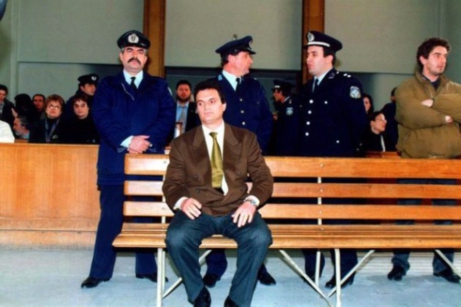 Σαν σήμερα: Η δίκη Καλαμπόκα για τη δολοφονία του Νίκου Τεμπονέρα