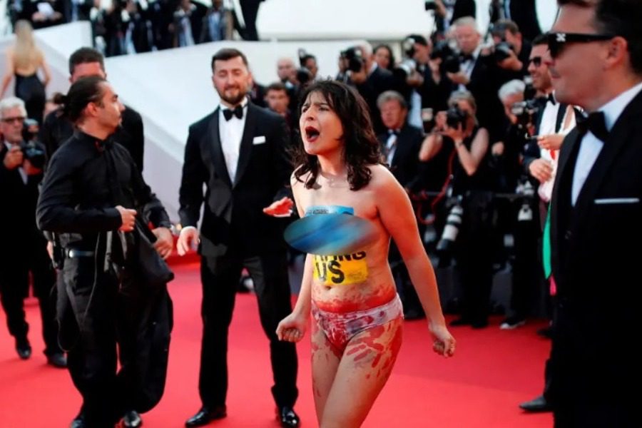 Κάννες: Ξεγυμνώθηκε μπροστά στους φωτογράφους για να στηρίξει την Ουκρανία
