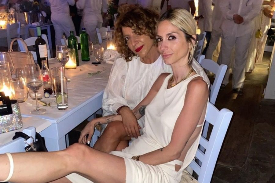 Σοφία Καρβέλα: Δεν άφησε τίποτα στη φαντασία ‑ Με λευκό φόρεμα και αποκαλυπτικά σκισίματα