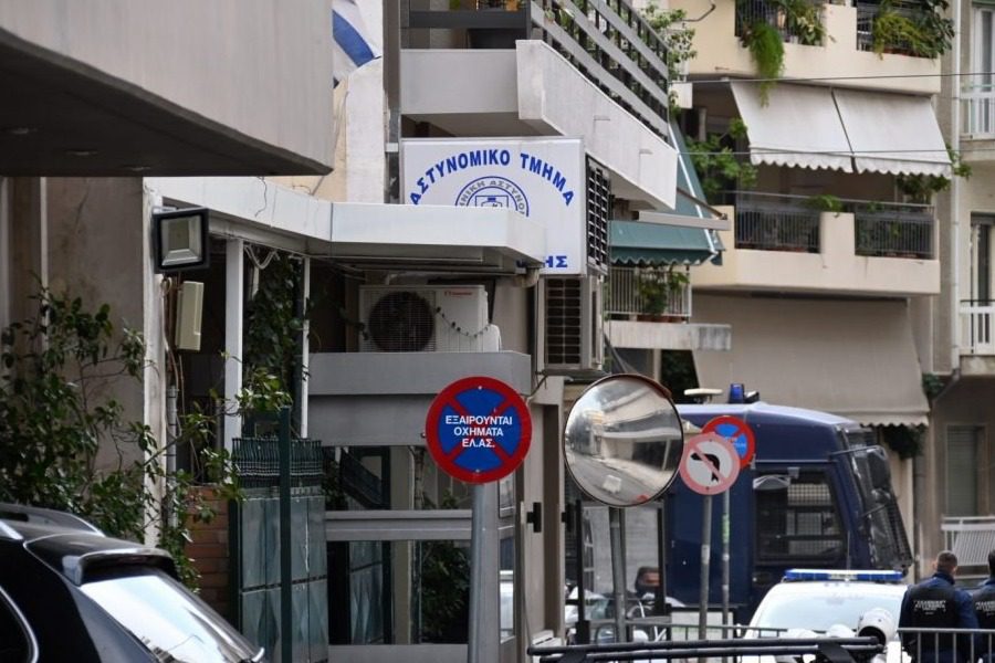 Ομόνοια: Σύλληψη δύο αστυνομικών για τον βιασμό 19χρονης μέσα στο αστυνομικό τμήμα