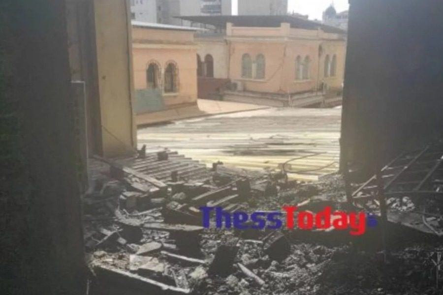 Θεσσαλονίκη: Στάχτη το κτίριο που κάηκε στην πλατεία Αριστοτέλους
