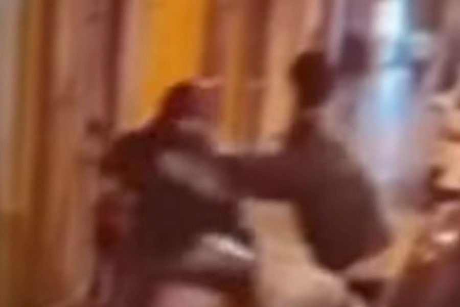 Κοζάνη: Καρέ‑καρέ ο καβγάς μεταξύ τριών νεαρών στη μέση του δρόμου 