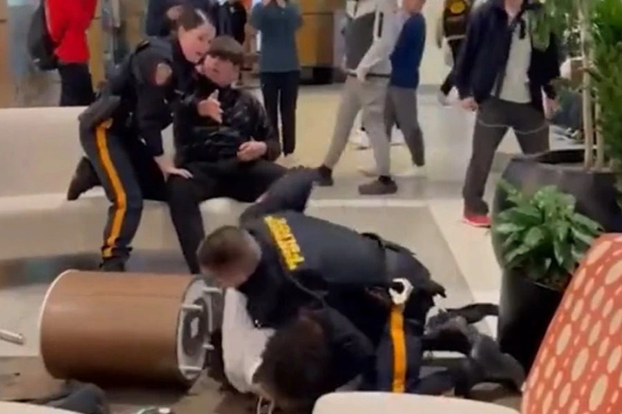 Σάλος με καβγά στις ΗΠΑ: Αστυνομικοί ρίχνουν κάτω μαύρο έφηβο, αφήνουν τον λευκό