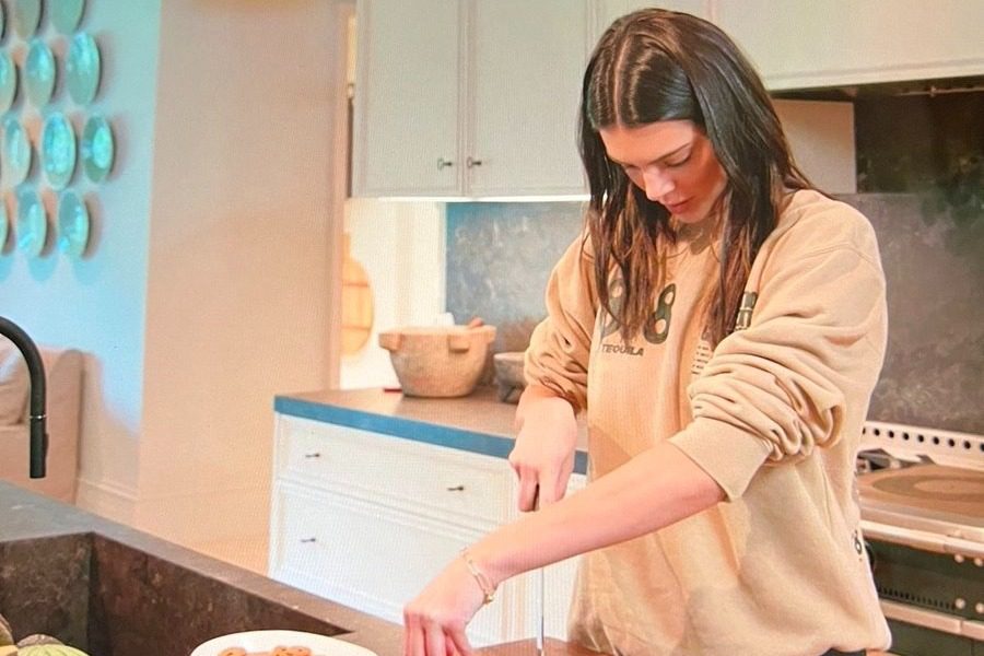 H Kendall Jenner έγινε viral σε αυτό το βίντεο που προσπαθεί να κόψει ένα... αγγούρι