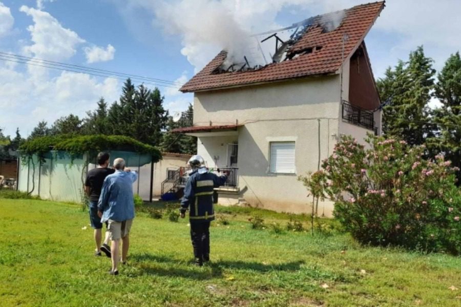 Κεραυνός έπεσε σε σπίτι στη Λάρισα και έκαψε τη στέγη