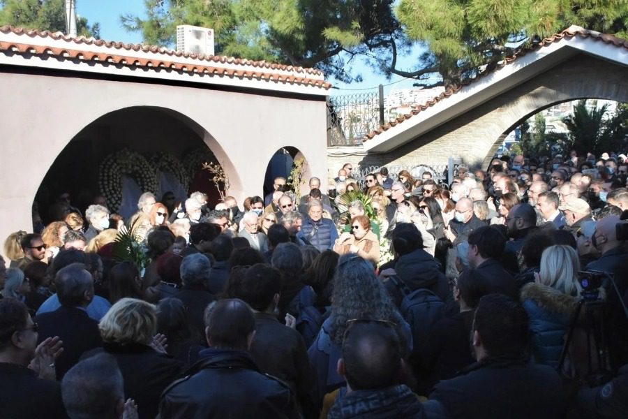 Θρήνος στην κηδεία του Νότη Μαυρουδή
