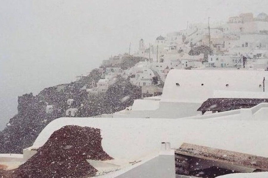 Κακοκαιρία «Ελπίς»: Οι Κυκλάδες καλύφθηκαν από το χιόνι