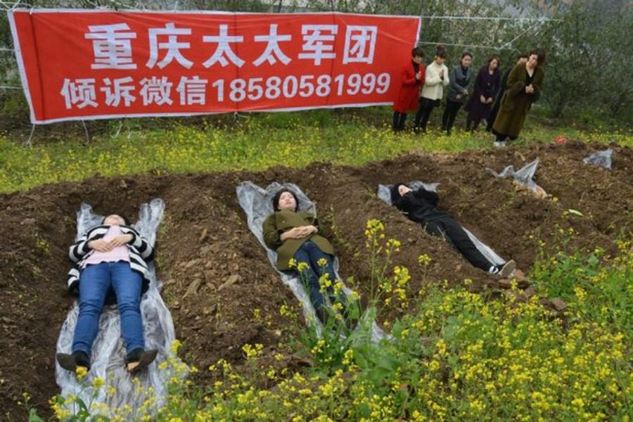 Αδιανόητο: Γυναίκες ξαπλώνουν ζωντανές μέσα σε τάφους 