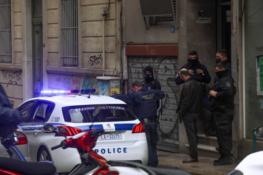 Όπλα ναρκωτικά και σφαίρες στο σπίτι του 30χρονου που πυροβολούσε στο μπαλκόνι του