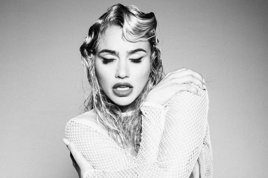 Το μακιγιάζ που έκανε η Κόνι Μεταξά και έφερε ξανά ένα μεγάλο trend των 90s