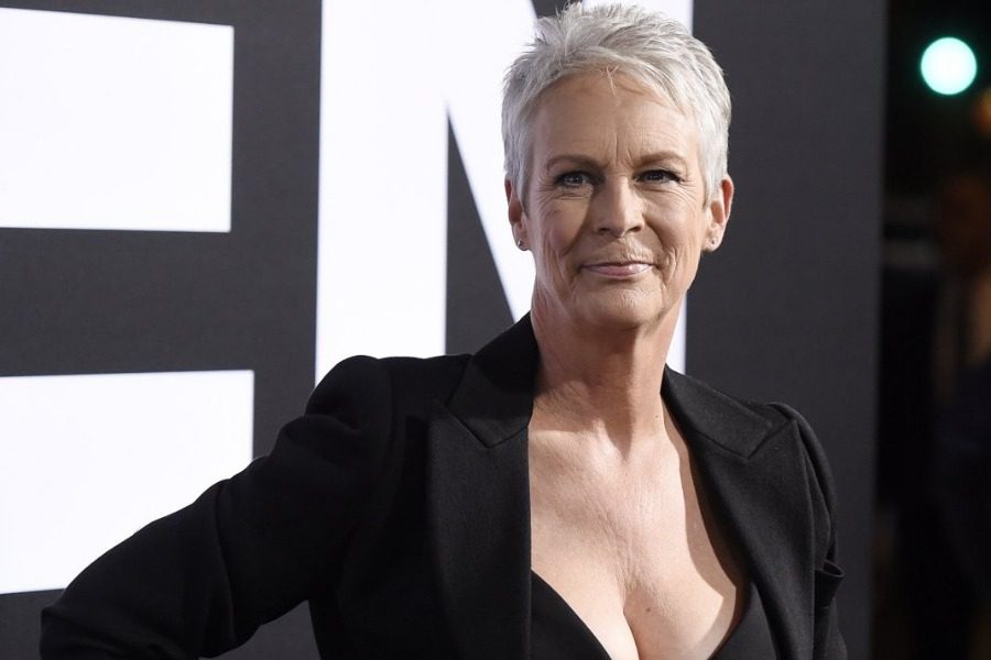 Η 63χρονη Τζέιμι Λι Κέρτις ποζάρει στον φακό με κορμάκι και διχτυωτό καλσόν