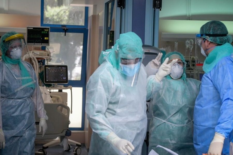 Σε έξαρση η επιδημία στην Ελλάδα: Γιατί έχουμε επαναμολύνσεις με την Όμικρον