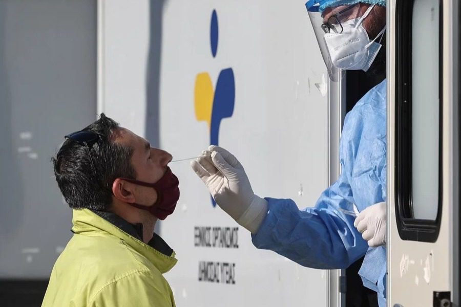 Τι αλλάζει από σήμερα για τα υποχρεωτικά rapid test στον ιδιωτικό τομέα