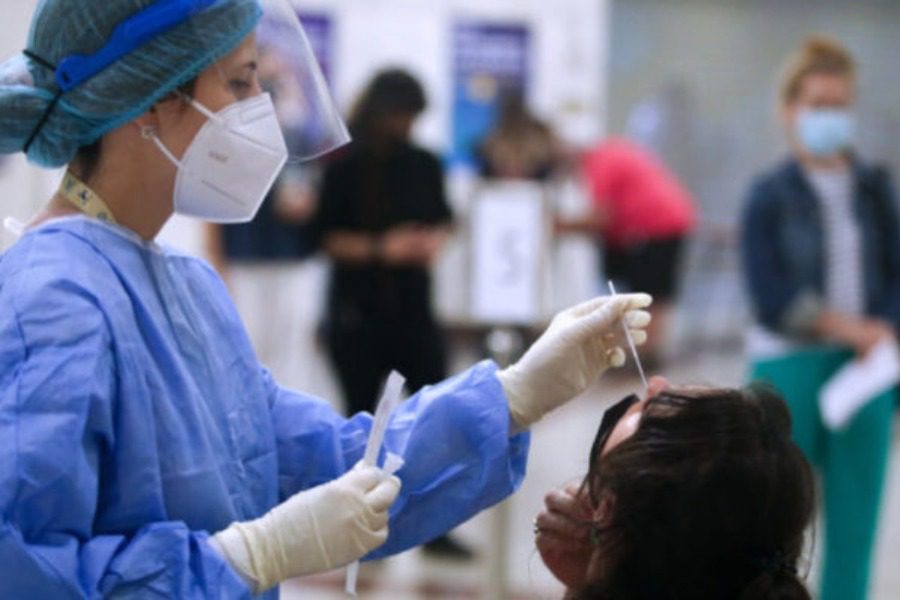 Κορωνοϊός: 10.005 τα κρούσματα σήμερα, 4.148 στην Αττική