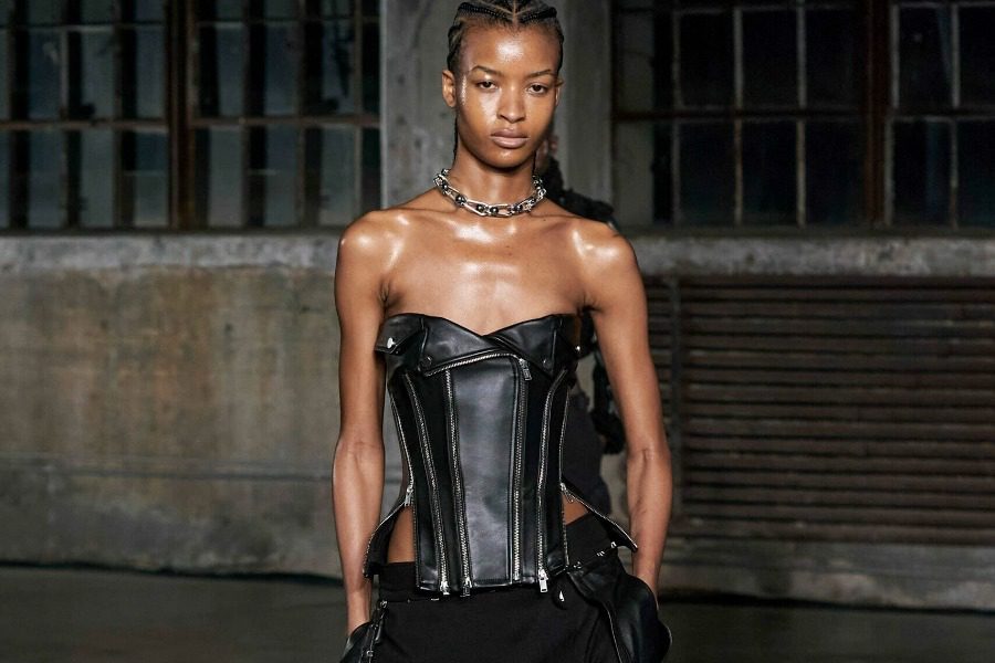 Η Εβδομάδα Μόδας της Νέας Υόρκης αποθεώνει τους κορσέδες και εμείς συμφωνούμε